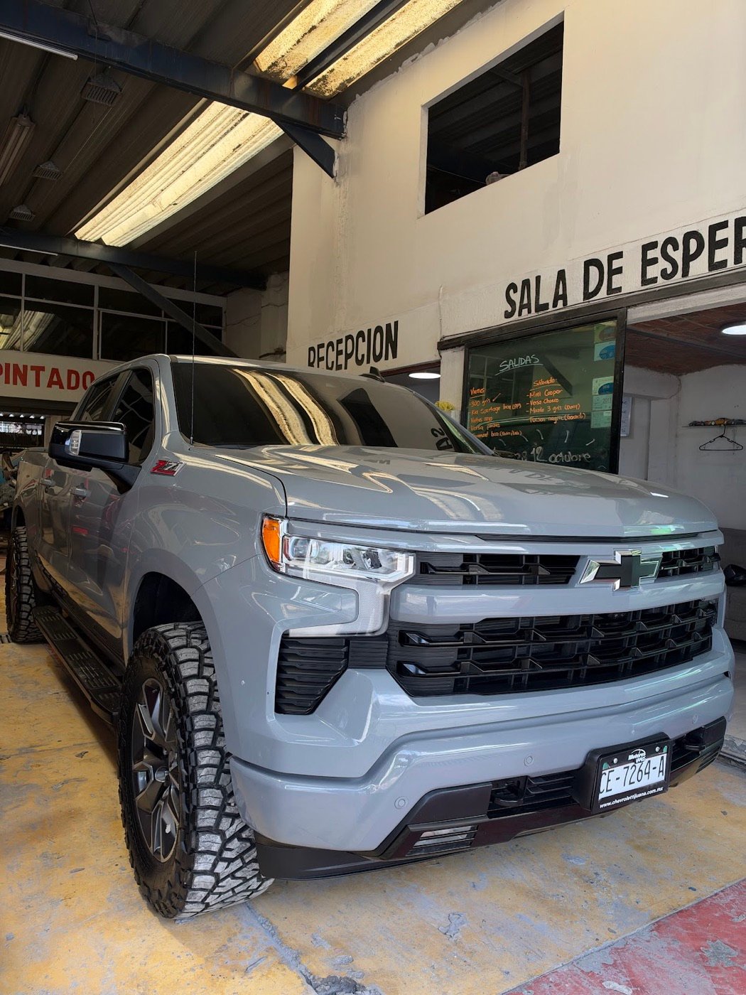 Camioneta frente a la recepción y sala de espera